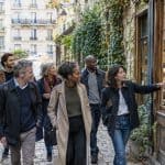Équipe en séminaire marchant dans un passage pavé du faubourg Saint-Antoine à Paris, devant la vitrine d’un atelier de céramique